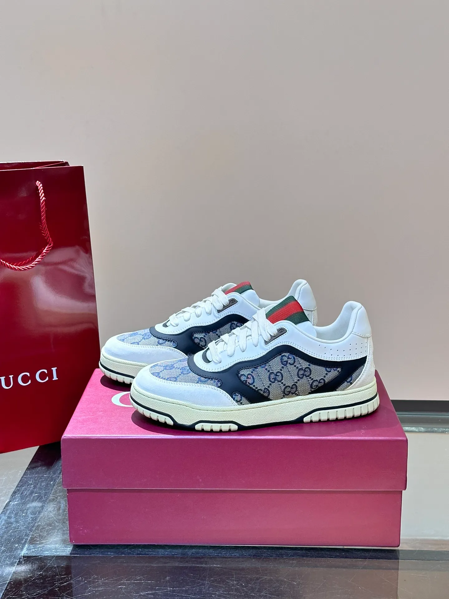 Men's Men's Shoes 💰480 [New Style] 🦨🦨Gucci 𝐆𝐮𝐜𝐜𝐢 𝐑𝐞-𝐖𝐞𝐛 As a sneaker created by Sabato De Sarno for Gucci, the Re-Web series reinterprets the brand's classic stripes, with bold and unique details to set off a modern silhouette design. These shoes are crafted from white leather. This new sneaker is ingeniously decorated with many of the brand's classic details, and is equipped with a bright red and green webbing tongue, which will make people fall in love at first sight. White leather has been specially treated to be soft and shiny, with an embossed grained texture. Script Gucci logo and Interlocking G web label with Interlocking G and script Gucci logo. Rubber outsole with Interlocking G detail eyelets. Web tongue. Size: Female 35-40 (Female 41, 42 customized). Male 38-44 (45, 46 customized)